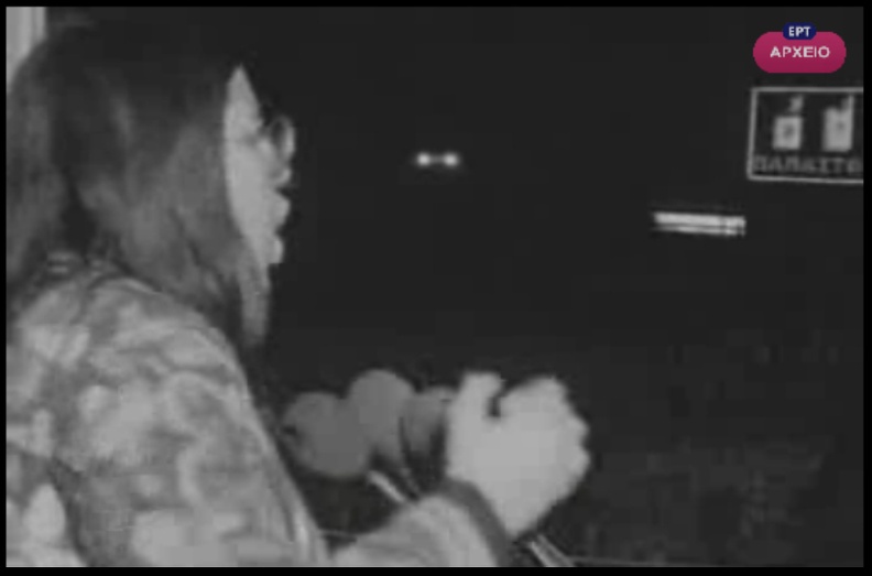 21. Η Μαρία Φαραντούρη στην προεκλογική συγκέντρωση του συνδυασμού τής Ενωμένης Αριστεράς (Ε. Α.) στην Πάτρα ενόψει τής επικείμενης εκλογικής αναμέτρησης της 17ης Νοεμβρίου 1974.jpg