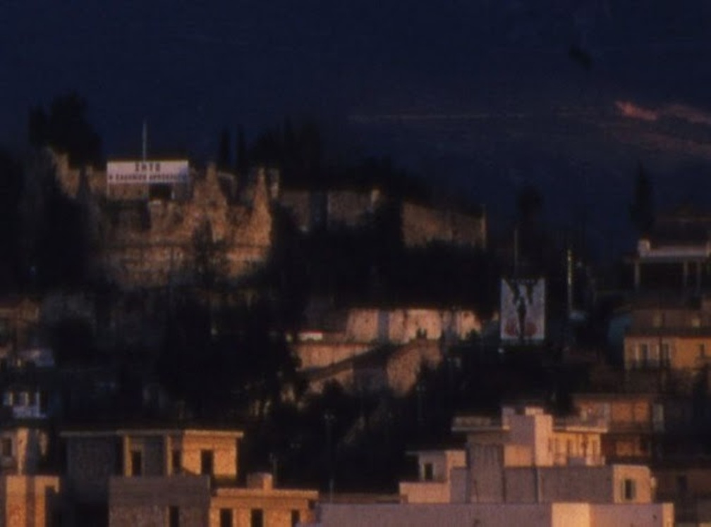 19. Άποψη της Άνω Πόλης. Το ΠΟΥΛΙ τής χούντας κάτω από το κάστρο τής Πάτρας, 1970(περίπου)