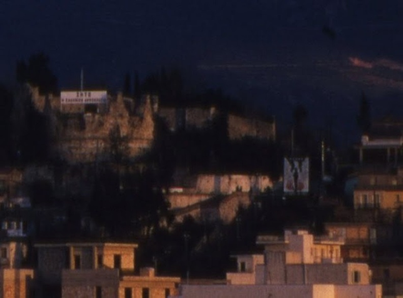 19. Άποψη της Άνω Πόλης. Το ΠΟΥΛΙ τής χούντας κάτω από το κάστρο τής Πάτρας, 1970(περίπου).jpg