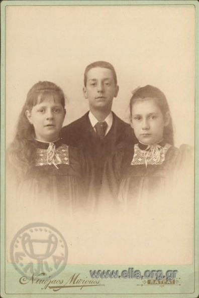 4. Οικογενειακό πορτραίτο, 1895(περίπου) (φωτό Νικόλαος Μπίρκος, Ο Παρθενών)