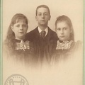 4. Οικογενειακό πορτραίτο, 1895(περίπου) (φωτό Νικόλαος Μπίρκος, Ο Παρθενών)