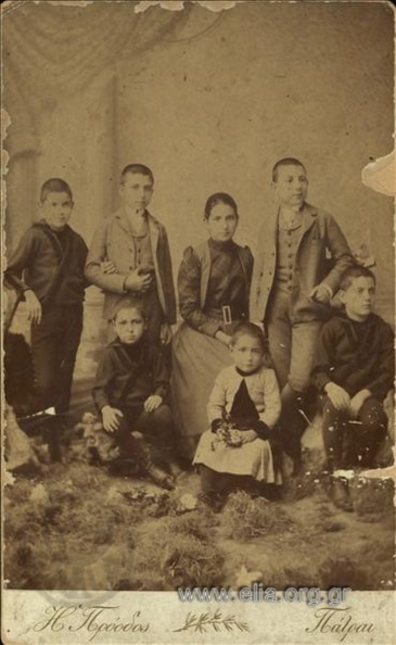 5. Οικογενειακό πορτραίτο, 1890(περίπου) (φωτό Φωκίων Παπαμήτρος & Ι. Δημόπουλος, Η Πρόοδος).JPG