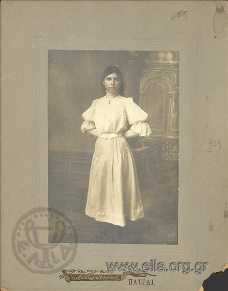 28. Πορτραίτο νεαρής γυναίκας, 1900(περίπου).jpg