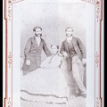 31. Φωτογραφία καθιστής γυναίκας με δύο άνδρες, τέλος 19ου αι. (φωτό Σπύρος Καλυβωκάς)