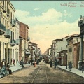 2. Η Αγίου Ανδρέου με τις ράγες τού τραμ στο μέσον (δεξιά η αγορά Αργύρη)