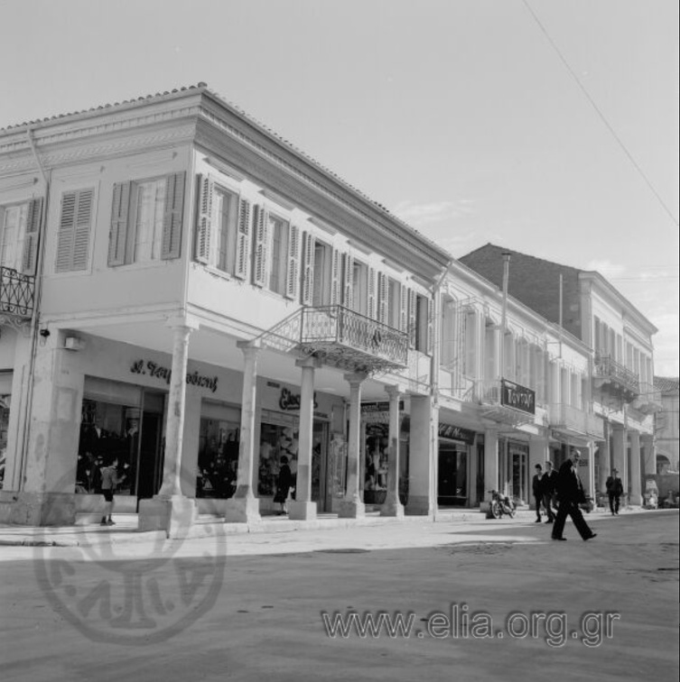 3. Η Αγίου Νικολάου. Στο κτίριο που φαίνεται στο πρώτο πλάνο (ήταν η οικία Τζίνη) στεγάζεται σήμερα κατάστημα της εταιρείας "Dur", δεκαετία 1960