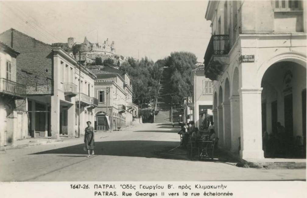 4. Η Αγίου Νικολάου (πρώην οδός Γεωργίου Β΄) προς τις σκάλες. Οι σκάλες διαμορφώθηκαν το 1930 αντικαθιστώντας την παλαιότερη φιδωτή χωμάτινη ανηφόρα