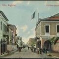 4. Η Κορίνθου από τη γωνία με την Κολοκοτρώνη. Δεξιά η Ιταλική σχολή στη θέση τής οποίας χτίστηκε μετέπειτα το Παράρτημα, 1900