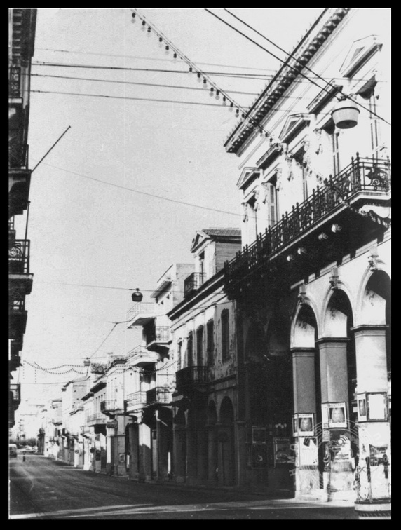 7. Η Κορίνθου στη διασταύρωσή της με τη Γούναρη. Δεξιά  φαίνεται η οικία Χαϊδόπουλου, όπου στεγαζόταν η Εθνική τράπεζα,  δεκαετία 1960 