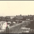 10. Η Όθωνος Αμαλίας. Μεσοπολεμική κάρτα τής παραλιακής λεωφόρου. Αριστερά το κτίριο του Λιμεναρχείου (κατεδαφίστηκε προπολεμικά). Στο βάθος ο τρούλος τού Αγίου Διονυσίου (έγινε το 1927)