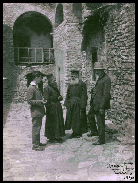 16. Η Μονή Ομπλού. Μοναχοί και επισκέπτες στο εσωτερικό τής μονής, 1930 .jpg