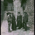 16. Η Μονή Ομπλού. Μοναχοί και επισκέπτες στο εσωτερικό τής μονής, 1930 