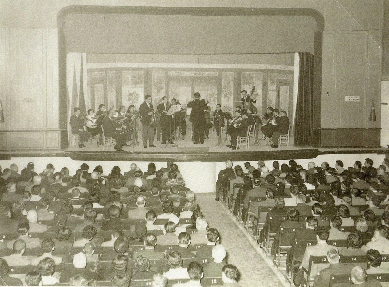 2. Συναυλία κλασικής μουσικής στο Πάνθεον μιας ορχήστρας εγχόρδων που διηύθυνε ο συνθέτης και μαέστρος Μιλτιάδης Κουτούγκος, 1954.jpg