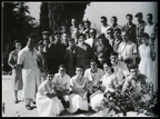 6. Αναμνηστική φωτογραφία έξω από το Καραμανδάνειο Νοσοκομείο Παίδων το 1955, όπου έγιναν γυρίσματα για την ταινία "Τα Κόκκινα Τριαντάφυλλα", με τον Αλέκο Αλαξανδράκη