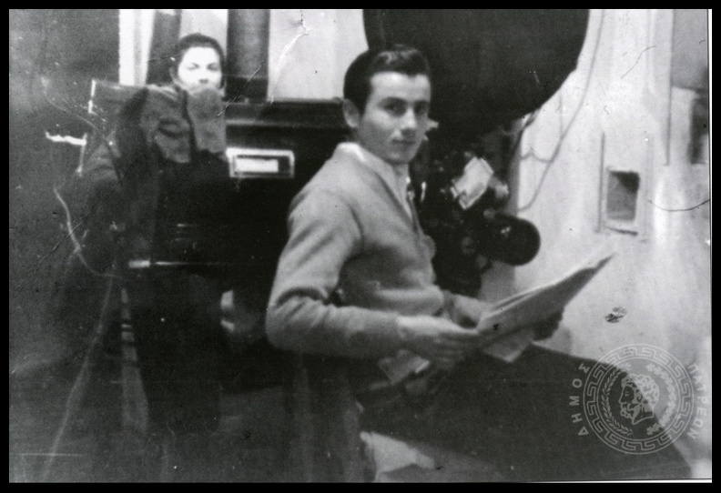 2. Ο Νίκος Μόρφης στην καμπίνα προβολής τού Άστυ, 1946.jpg