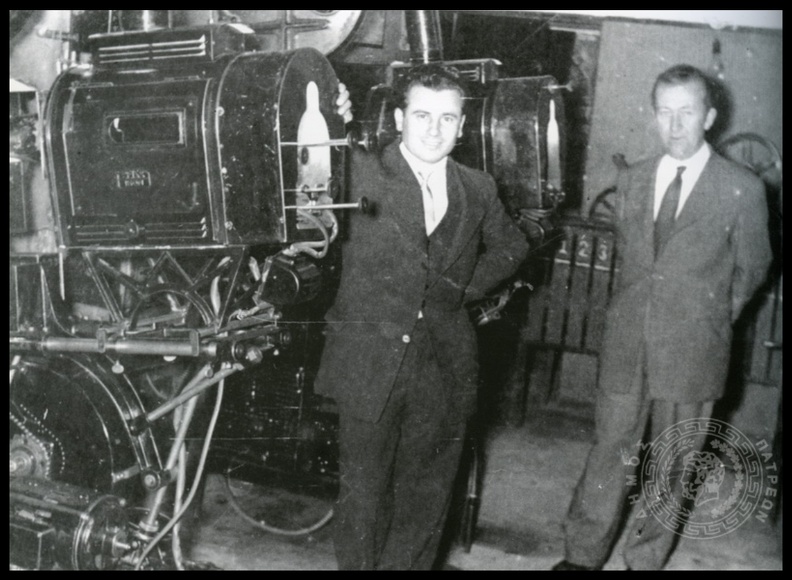 1. Ο Νίκος Μόρφης και ο Νίκος Χριστάρας ως μηχανικοί προβολής στο Ιντεάλ, με τη μηχανή προβολής Ουέστερν Ελέκτρικ, 1954.jpg