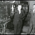 1. Ο Νίκος Μόρφης και ο Νίκος Χριστάρας ως μηχανικοί προβολής στο Ιντεάλ, με τη μηχανή προβολής Ουέστερν Ελέκτρικ, 1954