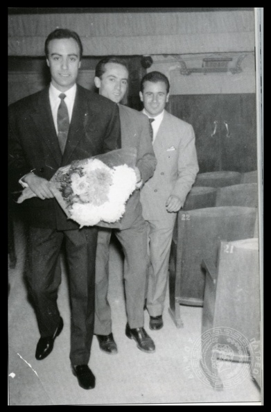 2. Ο Ανδρέας Μπάρκουλης στην Πάτρα, για την πρεμιέρα τής ταινίας \'\'Ο Μιμίκος και η Μαίρη\'\' του Γρηγόρη Γρηγορίου, στο Ιντεάλ, 1959.jpg