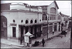 1. Το παλιό "Πανθεον" (Γούναρη & Κανακάρη ) σε φωτογραφία τού 1940. Τη θέση του, το 1961, πήρε το σημερινό κτίριο σε σχέδια του πολιτικού μηχανικού και μετέπειτα δημάρχου, Θεόδωρου Άννινου