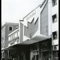 2. Το Νέο Πάνθεον, έργο τού μηχανικού Θεόδωρου Άννινου το 1961. Για να δημιουργηθεί το σύγχρονο για την εποχή του κινηματοθέατρο, καταργήθηκε η ταράτσα του