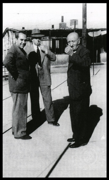 Ο Π. Κρητικός (δεξιά) με το γιό του Χαράλαμπο (στο κέντρο) δημιουργός τού Πάνθεον, το οποίο κτίστηκε στα τέλη τής δεκαετίας τού \'20 στο χώρο που καταλάμβανε το θέατρο Παράδεισος, στη Γούναρη & Κανακάρη.jpg