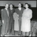 5. Rex. Ο Μηχανικός Προβολής Ν. Φωτόπουλος, ο αιθουσάρχης Ν.Καρπάνος, ο Δ. Μαζαράκης και ο Ν. Καζάκος, μπροστά στην οθόνη Σινεμασκόπ τού κινηματογράφου, 1955