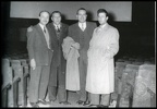 5. Rex. Ο Μηχανικός Προβολής Ν. Φωτόπουλος, ο αιθουσάρχης Ν.Καρπάνος, ο Δ. Μαζαράκης και ο Ν. Καζάκος, μπροστά στην οθόνη Σινεμασκόπ τού κινηματογράφου, 1955