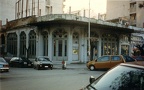 34. Ούφα. Στην άκρη αριστερά διακρίνεται η είσοδος και το όνομα του κινηματογράφου. Από κάτω του βρισκόταν το καφενείο τού Σταυριανού, 1997(περίπου)
