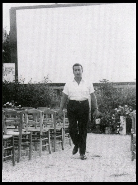 43. Σινέ Ρίον. Ο Νίκος Καζάκος, ένας από τους διαχειριστές τού θερινού κινηματογράφου, 1959.jpg