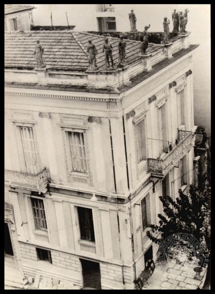 5. Άποψη της οικίας Βουρλούμη, γωνία με την οδό Αθανασίου Διάκου, δεκαετία 1960.jpg