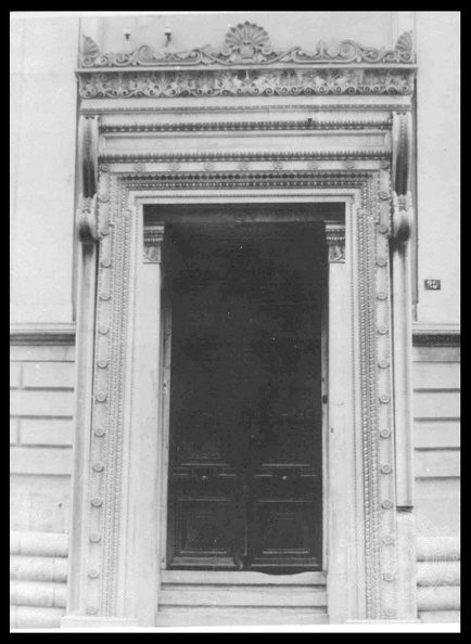 9. Άποψη του μαρμάρινου φυρώματος της οικίας Βουρλούμη (στα Υψηλά Αλώνια), επί της οδού Αθανασίου Διάκου,δεκαετία 1960.jpg