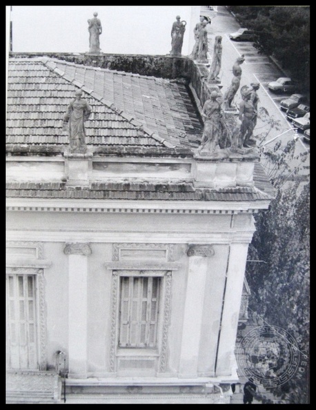 10. Άποψη της στέγης τής οικίας Βουρλούμη, από την οδό Αθανασίου Διάκου, δεκαετία 1960.jpg