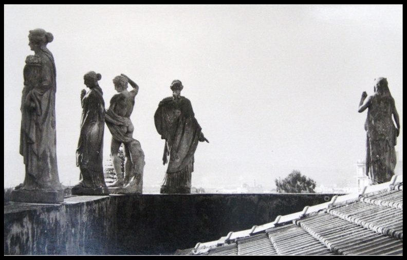 11. Άποψη των κεραμικών αγαλμάτων στη στέγη τής οικίας Βουρλούμη, δεκαετία 1960.jpg