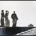 11. Άποψη των κεραμικών αγαλμάτων στη στέγη τής οικίας Βουρλούμη, δεκαετία 1960