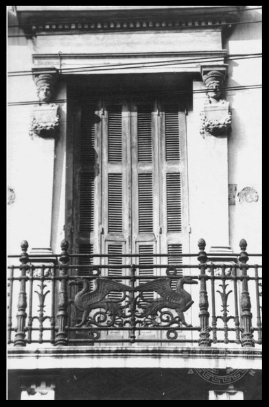 22. Λεπτομέρεια από την πρόσοψη της οικίας Χαϊδόπουλου στη Γούναρη και Κορίνθου, όπου στεγαζόταν η Εθνική Τράπεζα, δεκαετία 1960.jpg