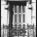 22. Λεπτομέρεια από την πρόσοψη της οικίας Χαϊδόπουλου στη Γούναρη και Κορίνθου, όπου στεγαζόταν η Εθνική Τράπεζα, δεκαετία 1960