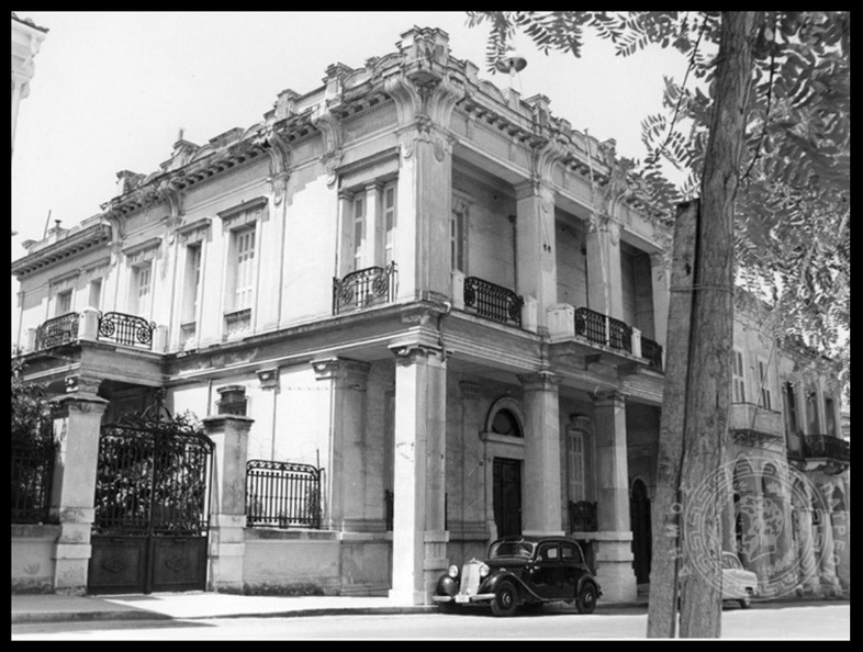 23. Η οικία Γαλανόπουλου στην πλατεία Αγίου Γεωργίου, δεκαετία 1960.jpg