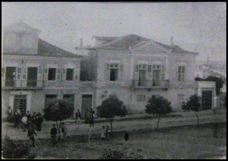 24. Το σπίτι τού φαρμακοποιού Κανέλλου Κανελλόπουλου, στην πλατεία Αγίου Γεωργίου, στο κάτω μέρος, 1890.jpg