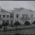 24. Το σπίτι τού φαρμακοποιού Κανέλλου Κανελλόπουλου, στην πλατεία Αγίου Γεωργίου, στο κάτω μέρος, 1890