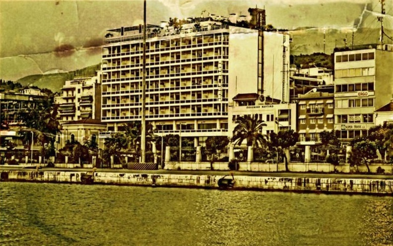 43. Το ξενοδοχείο "Αστήρ" σε παλιά φωτογραφία. Αριστερά του διακρίνεται λίγο η Αγορά Αργύρη