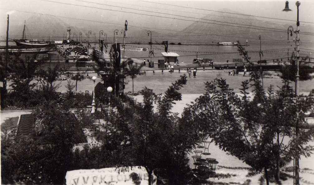 15. Ο μόλος τής Αγίου Νικολάου. Το πανώ (στο κέντρο και προς τα πάνω τής φωτό) γράφει "ΣΤ΄ ΜΑΡΑΓΚΟΠΟΥΛΕΙΑ" (αγώνες αθλημάτων νερού) που έγιναν το καλοκαίρι τού 1952