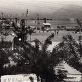 15. Ο μόλος τής Αγίου Νικολάου. Το πανώ (στο κέντρο και προς τα πάνω τής φωτό) γράφει "ΣΤ΄ ΜΑΡΑΓΚΟΠΟΥΛΕΙΑ" (αγώνες αθλημάτων νερού) που έγιναν το καλοκαίρι τού 1952