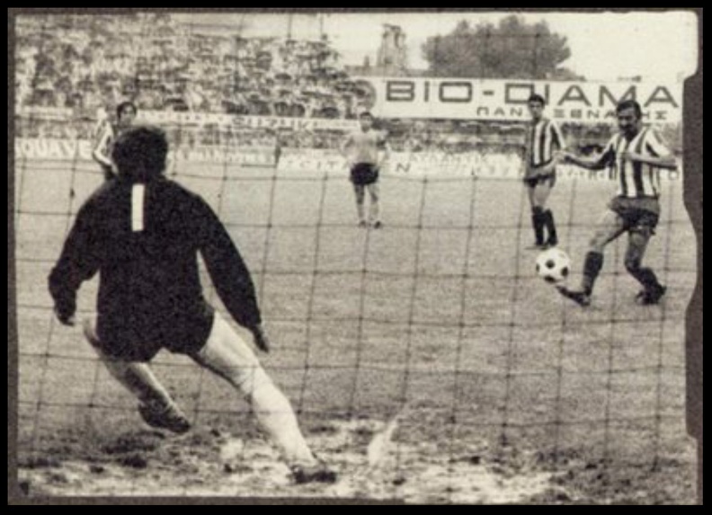 24. Ημιτελικός κυπέλλου. Παναχαϊκή-ΑΕΚ 3-2. Ο Δαβουρλής σκοράρει με πέναλτυ. Στο δεύτερο ημιτελικό η Πανάχα έχασε με 1-5 και αποκλείστηκε, 1979.jpg