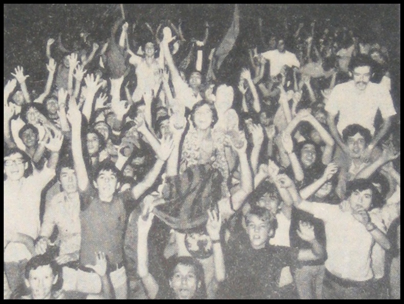 1973 ζ. Οπαδοί τής Παναχαϊκής έχουν ξεχυθεί στους δρόμους τής Αχαϊκής πρωτεύουσας για να πανηγυρίσουν την πρόκριση της ομάδας στο 2ο γύρο τού Κυπέλλου Ουέφα.jpg