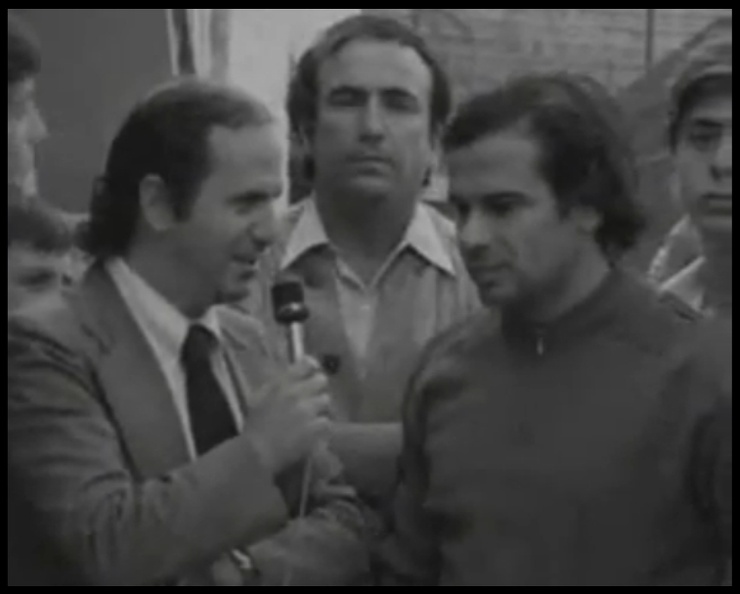 1973 ια. Παίκτες τής Παναχαϊκής μιλούν στον Αντρέα Μπόμη για την πρόκριση της ομάδας επί της Αυστριακής Γκράτσερ. Εδώ ο Πέτρος Λεβεντάκος.jpg