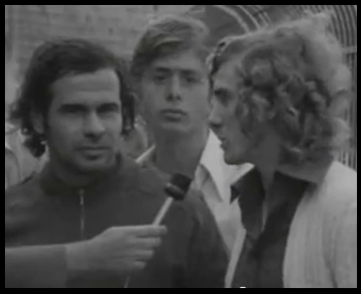 1973 ιβ. Παίκτες τής Παναχαϊκής μιλούν στον Αντρέα Μπόμη για την πρόκριση της ομάδας επί της Αυστριακής Γκράτσερ. Εδώ ο Βασίλης Στραβοπόδης μαζί με τον Πέτρο Λεβεντάκο.jpg