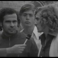 1973 ιβ. Παίκτες τής Παναχαϊκής μιλούν στον Αντρέα Μπόμη για την πρόκριση της ομάδας επί της Αυστριακής Γκράτσερ. Εδώ ο Βασίλης Στραβοπόδης μαζί με τον Πέτρο Λεβεντάκο