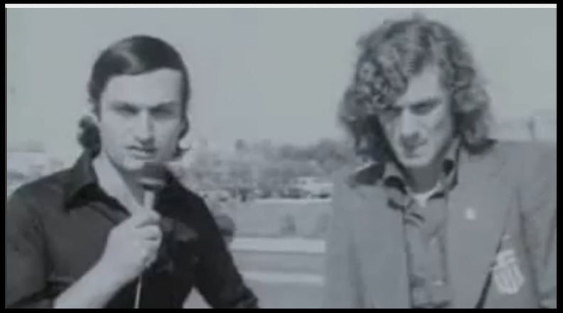 1973. Ο Στραβοπόδης (στο αεροδρόμιο, ερχόμενος από ματς τής Εθνικής κόντρα στη Γιουγκοσλαβία) δίνει συνέντευξη στο Μανώλη Μαυρομάτη για την Τβέντε, την επόμενη αντίπαλο της Παναχαϊκής στο Ουέφα .jpg