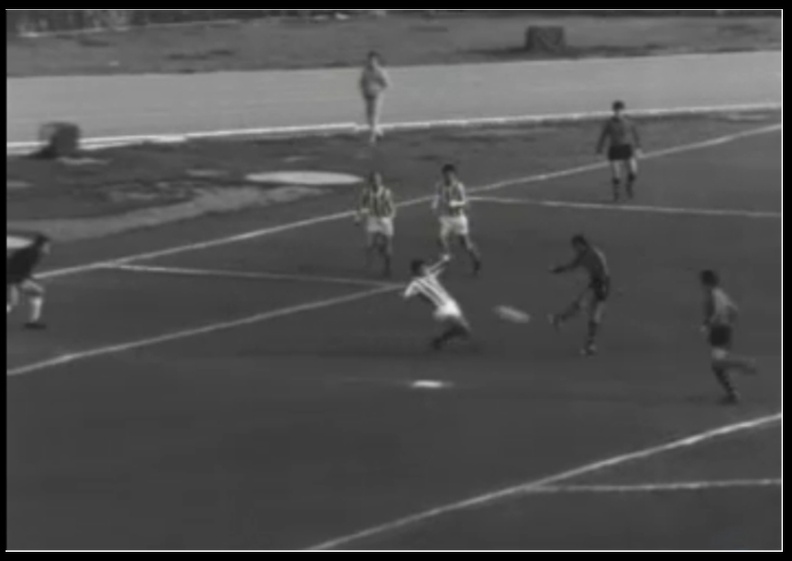 1972 β. Στάδιο Καραϊσκάκη. Ολυμπιακός-Παναχαϊκή (3-2). Πρωτάθλημα Α΄ εθνικής κατηγορίας. Ο Δαβουρλής επιτυγχάνει το 0-1 αμέσως μετά το εναρκτήριο λάκτισμα.jpg