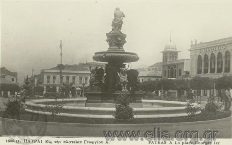 30. Η πλατεία Γεωργίου, το επάνω σιντριβάνι, δεκαετία 1930 (στο Δημοτικό Θέατρο κυριαρχεί η επιγραφή \'\'Ζήτω ο βασιλεύς\'\').jpg